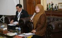 Bupati Pandeglang Irna Nurlita saat berdialog dengan Ketua PHRI Pandeglang Widi Widiasmanto (Foto: Dok. Industry.co.id)