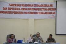 (Kiri-Kanan) Ketua Forwarker&ndash;PWKI Edi Hardum, Direktur Jaminan Sosial, Ditjen Pembinaan Hubungan Industrial dan Jaminan Sosial (PHI) dan Jamsos Kemnaker, Wahyu Widodo dan Biro Humas Kemnaker H Subhan