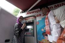 Gubernur DKI Anies Baswedan memberikan ATM Bank DKI kepada PKK