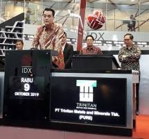 Richard Tandiono, Presiden Direktur PT Trinitan Metals and Minerals Tbk berikan kata sambutan pada Perdagangan Perdana Saham di BEI. (Foto: Abe)