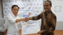 Budi Hartono, Direktur PT Reksa Transaksi Sukses Makmur bersama Direktur Utama PT Air Aetra Tangerang Hari Yudha Hutomo seusai menandatangani perjanjian kerja sama