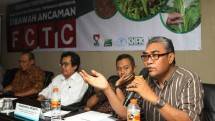 Ketua Asosiasi Masyarakat Tembakau Indonesia (AMTI) Budidoyo Siswoyo bersama Kasubdit Industri Hasil Tembakau dan Bahan Penyegar Kementerian Perindustrian (Kemenperin), Mogadishu Djati Ertanto, Direktur Tanaman Semusim dan Rempah Kementerian Pertanian (Kementan), Agus Wahyudi, dan Ketua Asosiasi Petani Tembakau Indonesia (APTI) Soeseno disela-sela diskusi dengan Forum Wartawan Industri (Forwin)