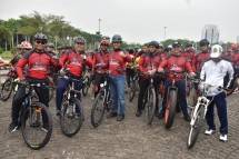 Gubernur DKI Anies Baswedan (tengah)