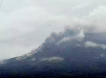 Gunung Sumeru Letuskan Awan Panas