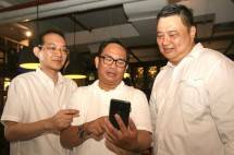 Direktur Utama PT Mapel Teknologi Indonesia Gunawan Liento (kanan) bersama Direktur Operasional Tommi P M Hutapea (tengah) serta Direktur Finance Nino Osamulia (kiri) berbincang bincang bincang saat meluncurkan product Market Place di Indonesia dengan nama Mapel.co.id , Minggu (15/03/2020) di Jakarta. 