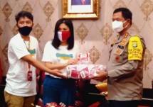 Kapolda Metro Jaya Irjen Pol Nana Sudjana (kanan) menerima secara simbolis bantuan masker gratis dari Relawan Gerakan Memakai Masker Gratis (GEMAS) Wanda Ponika (tengah) dan Corporate Communication SiCepat Ekspres Rngga Andriana (kiri) di Polda Metro Jaya, Jakarta, Selasa (5/5/2020).
