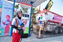 Salah satu staf SPBU sedang melakukan pelayanan BBM (Foto:Doc Pertamina)