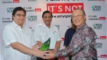 Menteri Perindustrian Airlangga Hartarto menerima plakat yang diserahkan oleh Presiden Diretur PT Inter Aneka Lestari Kimia Herman Moeliana disaksikan Menteri Koordinator Bidang Kemaritiman Luhut Binsar Panjaitan Senin (8/5/2017)