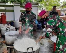  1000 Bungkus Nasi Bungkus dari Korps Marinir untuk Korban Banjir Banjarmasin