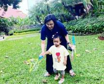 Sri Mulyani Bermain Bersama Cucu