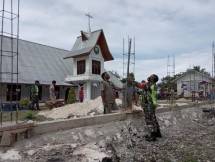 Babinsa Kodim Biak Numfor Bantu Warga Bangun Pagar Rumah Ibadah