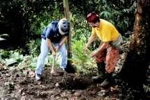 Gubernur Anies Tanam Pohon Bareng Babe Idin, Warganet: Luar Biasa! Jakarta Punya Hutan Kota