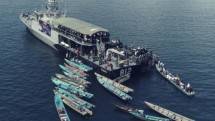  Pengepungan terjadi pada kegiatan Vaksinasi Maritim dan Pemberian bantuan paket bahan makan pokok yang digelar Koarmada III di tengah laut, Senin (27/9/2021). 