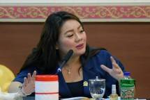 Anggota Komisi I DPR RI Hillary Brigitta Lasut mengikuti pertemuan Tim Kunjungan Kerja Reses Komisi I DPR RI dengan Komandan Resor Militer (Danrem) 131/Santiago Brigjen TNI Prince Meyer Putong, di Manado, Sulut, Senin (11/10/2021). Foto: Kiki/Man