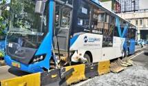 Transjakarta Tabrak Separator Jalan di Sudirman