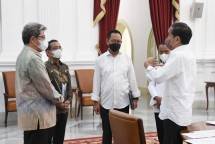 Kepala Badan Otorita IKN yang hadir bersama Wakil Kepala Badan Otorita IKN Dhony Rahajoe saat bertemu dengan Presiden Jokowi di Istana Merdeka, Jakarta, pada Selasa (29/03/2022). (Foto: BPMI Setpres/Lukas)