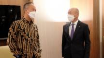 Menteri Perindustrian Agus Gumiwang berfoto dengan President & CEO Takasago International Corporation Satoshi Masumura 