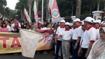Wakil Gubernur Bangka Belitung bersama direksi Jamkrindo dan direksi Sucofindo melepas jalan sehat di Bangka Belitung