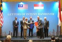 dari kiri: Zambry Abdul Kadir, Minister of Foreign Affairs Malaysia, Zafrul Aziz Minister of International Trade and Industry Malaysia, Anwar ibrahim Perdana Menteri Malaysia, Retno Marsudi Menteri Luar Negeri Indonesia, Basuki Hadimuljono Menteri PUPR Indonesia. Depan: Riyani Tirtoso Direktur Eksekutif LPEI, Arshad Mohamed Ismail Chief Executive Officer Of EXIM Bank Malaysia