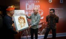 MenKopUKM Teten Masduki saat melihat Pameran Lukisan dengan tema 'Coffee in Culture Heritage #2'