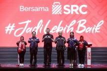 Presiden Direktur PT HM Sampoerna Tbk. Vassilis Gkatzelis (ketiga kiri), Direktur PT SRC Indonesia Sembilan Rima Tanago (kedua kanan), Direktur Penjualan PT HM Sampoerna Tbk. Ivan Cahyadi (kedua kiri), dan Staf Khusus Menteri Koperasi Bidang Pemberdayaan Ekonomi Kreatif Fiki Satari (ketiga kanan), diapit oleh Perwakilan Pemilik Toko SRC pada puncak acara Pesta Retail Nasional (PRN) 2023 di ICE BSD
