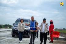 Menteri PUPR Basuki Hadimuljono (Pakai Topi ) 