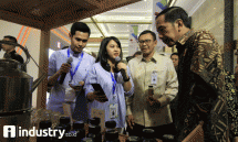 Dirut BNI Achmad Baiquni (kiri) menginformasikan cara kerja Mobile Payment (Mopay) BNI, saat meninjau stand Bank BNI di Indonesia Banking Expo 2017, JCC Rabu (20/9). (Foto Rizki Meirino)