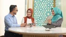 Petugas layanan BSI sedang melayani nasabah di Kantor Cabang BSI The Tower, Jakarta.