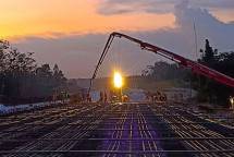 Proses pengecoran deck slab atau pelat lantai jembatan pada proyek pembangunan Jalan Tol Baleno.