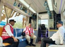 Menteri Perhubungan Budi Karya Sumadi melakukan uji coba trem otonom atau Autonomous Rail Transit (ART), di Ibu Kota Nusantara (IKN)