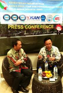 Kapuslitbang Industri Hijau & LH BPPI, Teddy C Sianturi beserta Kepala Balai Besar Industri Agro (BBIA), Umar Habson