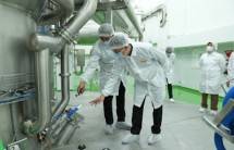 Caption: Plant Tour Kepala Badan POM ke fasilitas pengolahan susu PT Kian Mulia Manunggal di Cikarang.