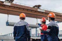 Pekerja pantau pemasangan beton precast