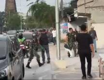 Caption foto: Aksi heroik Tiga personel TNI dari Kodam I/Bukit Barisan membubarkan konvoi diduga geng motor di kawasan Jalan Gatot Subroto, Medan, Minggu (18/5/2025). Aksi cepat itu terekam dalam video amatir warga setempat.