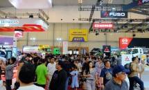 Caption: Suasana pengunjung di hari terakhir pameran GIIAS 2025.