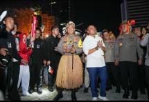 Kapolri Jenderal Listyo Sigit Prabowo bersama Menteri Sekretaris Negara (Mensesneg) Prasetyo Hadi pada saat hadir untuk melihat semarak perayaan HUT RI ke-80 di Bundaran Hi, Jakarta Pusat.