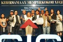 Direktur Sales dan Marketing SIG, Dicky Saelan (ketiga kiri), Direktur Utama PT Semen Gresik, Muchamad Supriyadi (keempat kiri) bersama pemilik Toko Bangunan CV Arjuna Sejahtera Bersama, Ni Luh Sulasih (kelima kiri) penerima Super Grandprize berupa 1 unit mobil dan pemilik Toko Bangunan penerima Grandprize motor, pada ajang Retailer Gathering SIG Area Bali tahun 2025 yang berlangsung di Nusa Dua Convention Center, Bali, pada Rabu (12/11/2025).