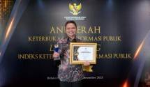 Direktur SDM, Teknologi dan Informasi PERURI, Gandung Anggoro Murdani, menerima penghargaan predikat Informatif untuk kategori Badan Usaha Milik Negara (BUMN) yang dipertahankan PERURI.