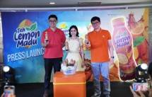 dari kiri: Brian Hartono Senior Product Manager Beverage WINGS, Tissa Biani Brand Ambassador Teh Lemon Madu, Joshua Gunawan, Head of Ready to Drink Beverage WINGS Food di acara peluncuran Teh Lemon Madu.